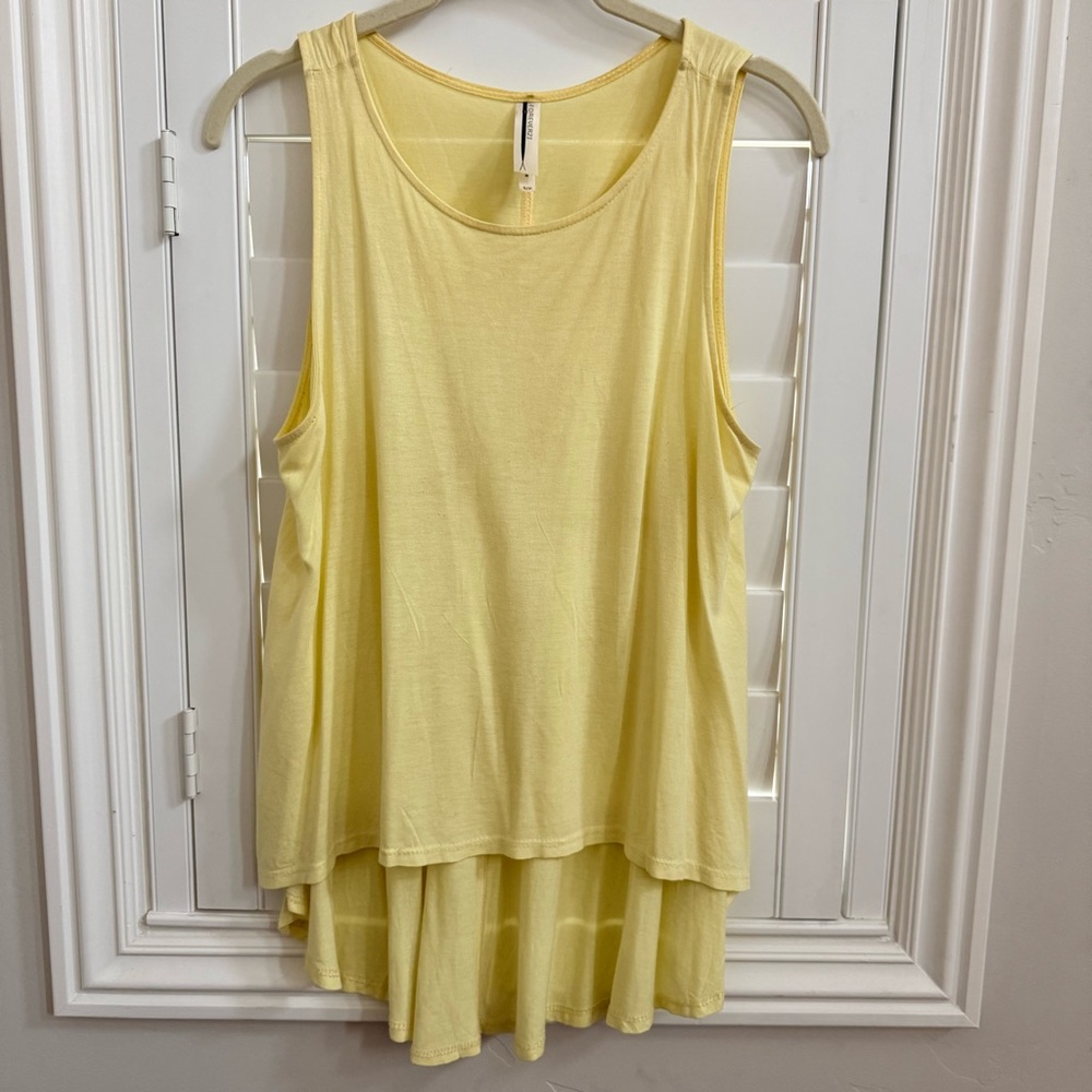 3/$10 🛒🛍️ Forever 21 Yellow Sleeveless Women's High-Low Tank Top - Size Medium